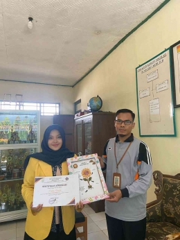 Gambar 3. Penyerahan Karya Kepada Kepala Sekolah SD Negeri 1 Kebutuh