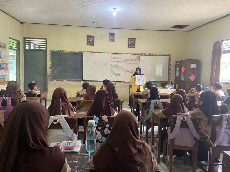 Gambar 1. Memperkenalkan Cara Pembuatan Kolase Proses Fotosintesis pada Siswa SD Kelas IV