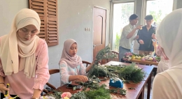 Peserta Sedang Merangkai Bunga (Sumber : Tim Dokumentasi BOUQETOPIA 2025)