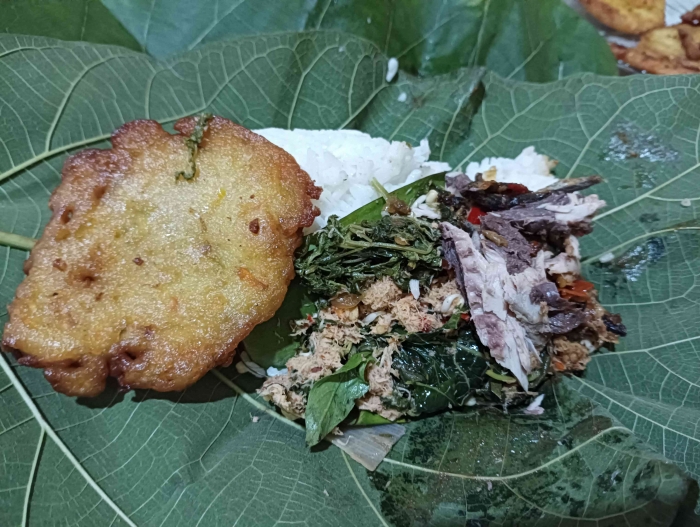 Sepincuk Nasi Urap Daun Jati: Lebih Aman dari Pangan Lokal MBG?