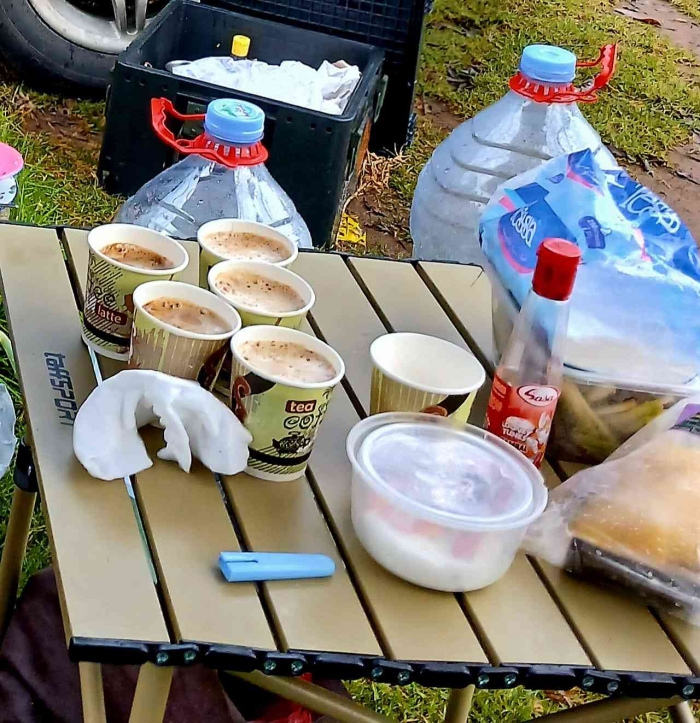 Menikmati kopi bersama BESTie saat Camping (Dokumentasi pribadi: Isti Yogiswandani)