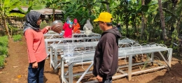 Foto Kegiatan Pelatihan Penyemaian Bibit Sayuran pada Ibu-Ibu PKK di Desa Mandirancan pada tanggal 30 Juli 2025 (Sumber : Data Primer)