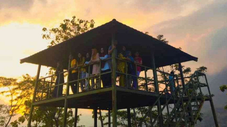 View Sunrise Dusun Purwasari Desa Cimara Kuningan (Sumber Gambar: Dokumentasi Pribadi)