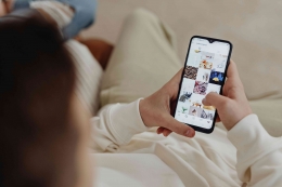 Seseorang scroll media sosial (Sumber: Pexels.com)