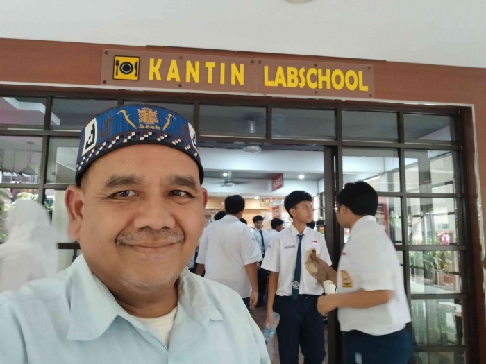 Omjay di depan kantin Labschool/dokpri