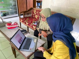 Guru, Ana Tri Rahayu S.Pd saat sosialisasi implementasi Modul Penelitian Tindakan Kelas, Blora, 4 Oktober 2025. Modul karya Zulfia