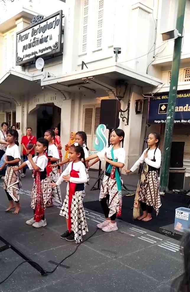 Peserta Kampung Menari tampil di depan Pasar Beringharjo Yogyakarta (Dokpri Agustina)