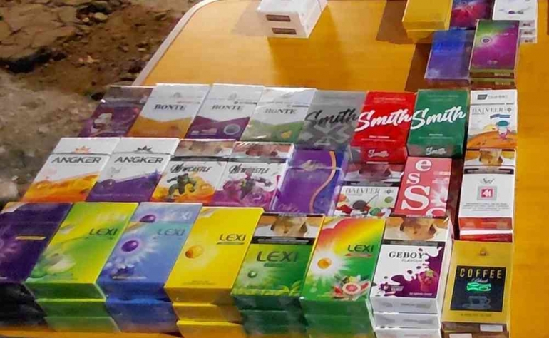 Beragam jenis rokok ilegal yang dijual di jalanan sekitar Jakarta. Foto: kumparanÂ
