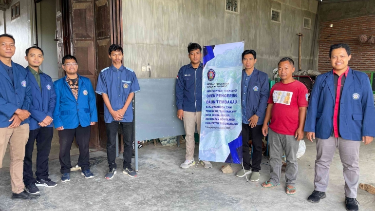 Foto Penyerahan Oven Pengering kepada ketua Kelompokm Tani