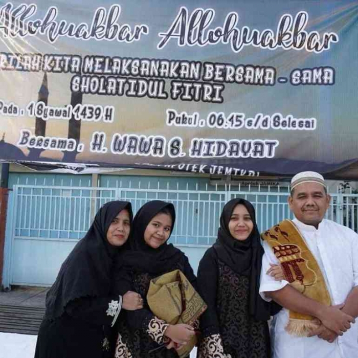 Omjay dan keluarga setelah sholat idul Fitri di Bandung/dokpri