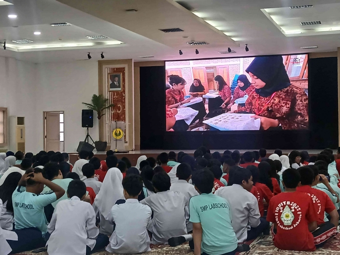 Menonton film dari ariez tour/dokpri