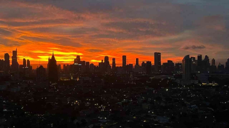 Langit senja di atas Jakarta. merefleksikan kondisi pasar properti yang tengah membara dan penuh ketidakpastian. Source: Koleksi Pribadi