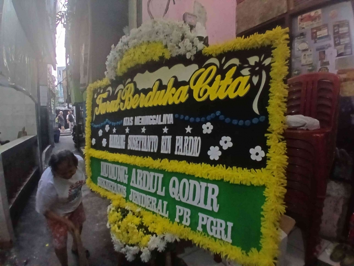 Karangam bunga dari sekjen pb pgri di rumah pak bambang/dokpri