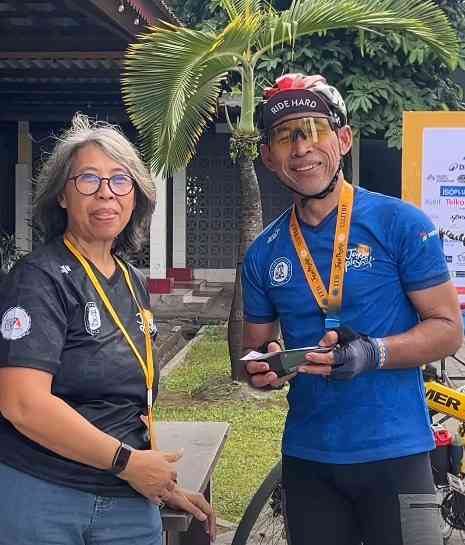 Fitri mewakili panitia memberikan hadiah kepada the first finisher. Sumber dokpri.