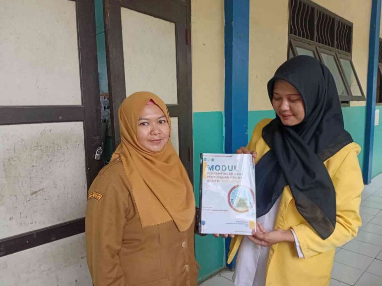 Pemberian Modul Pendampingan Cara Penyusunan PTK dengan Wali Kelas IV D SDN Mranggen 2 (Sumber: Dokumetasi Penulis)