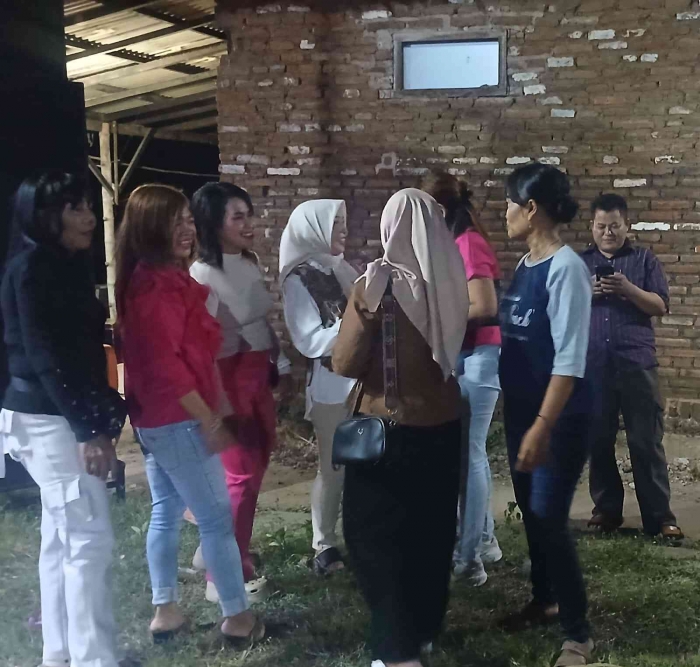 Mbak Tiwi, Mas Rudi dan teman -temannya(Dokumentasi pribadi: Isti Yogiswandani)