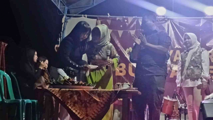 Tasyakuran ulang tahun Bunda Geter(Mbak Tiwi): Panjang umur, sehat dan bahagia selalu bersama Mas Rudi (Dokumentasi pribadi Isti Yogiswandani)