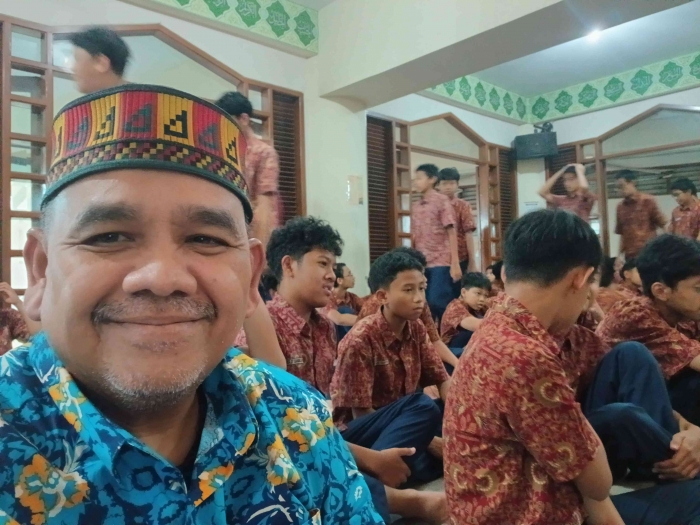 Omjay bersama siswanya di masjid sekolah/dokpri