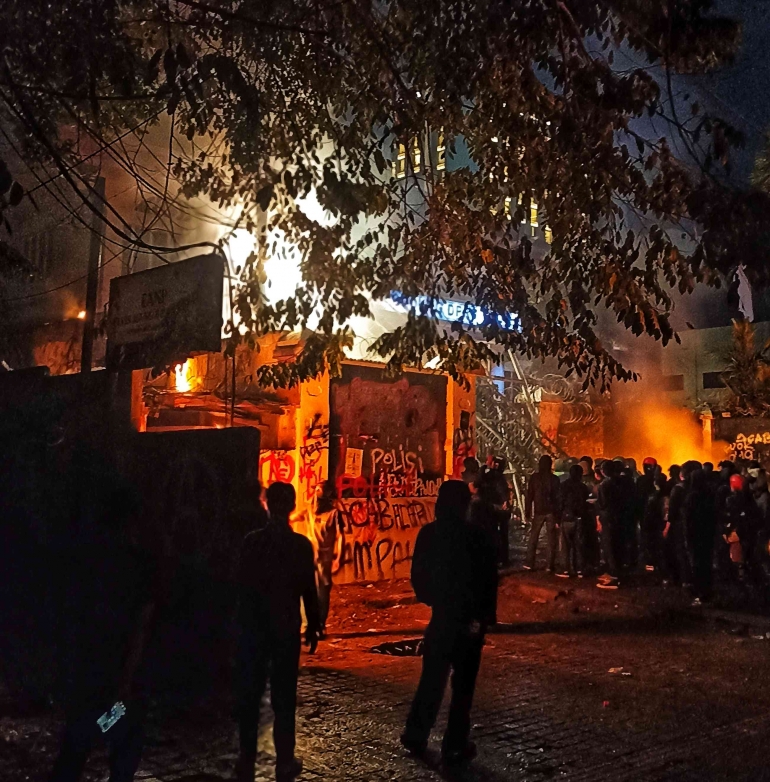 Pembakaran Gedung DPRD Jawa Barat (Sumber: Mori505-Wikimedia Commons)