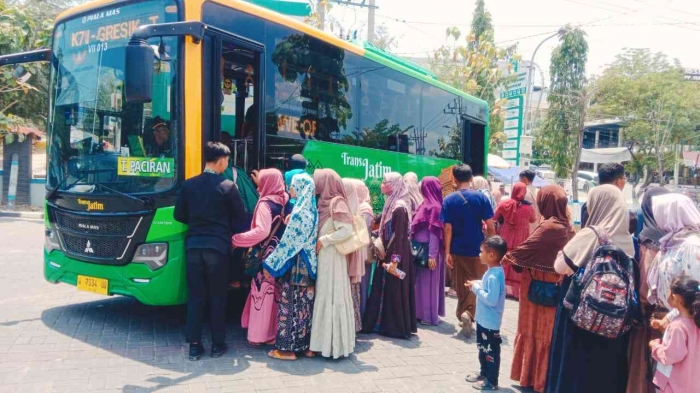 Penumpang bus Trans Jatim K7 di area Makam Sunan Drajat - Dokpri