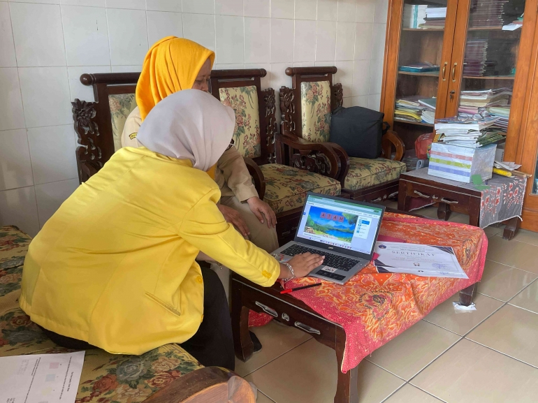 Foto dengan Kepala Sekolah SD N 1 Tegowanu KulonÂ