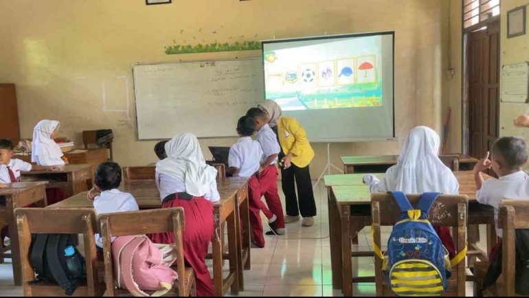 Foto pada saat siswa bermain media nya di depan kelas