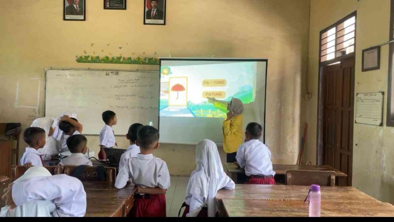 Foto saat pengenalan Suku Kata dengan Siswa Kelas 1