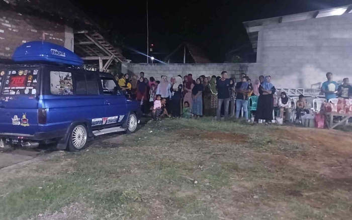 Serunya bunyi petasan dari mobil(Dokumentasi pribadi: Isti Yogiswandani)