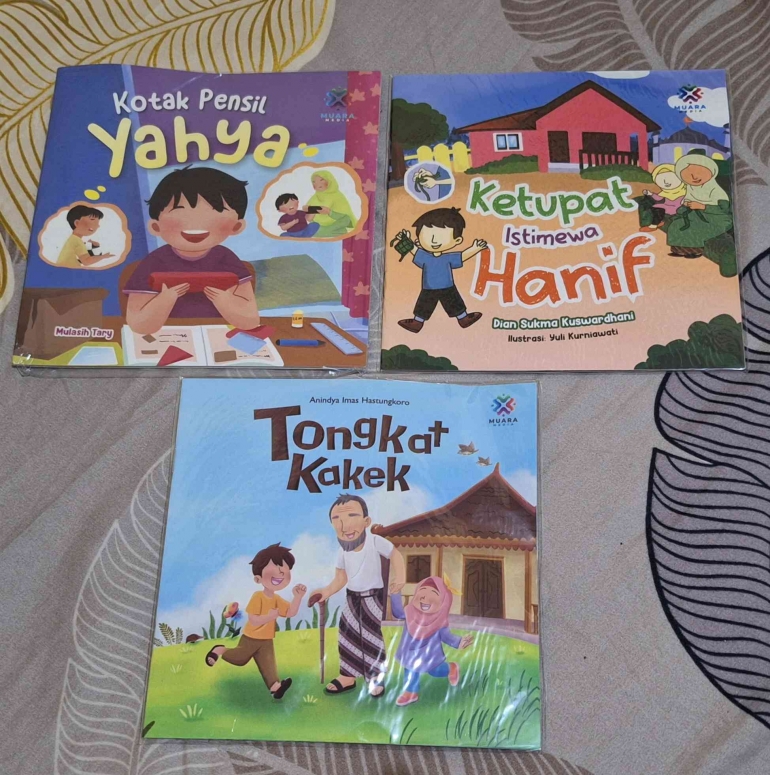 Tiga pictbook hadiah dari teman (Sumber: dokumen pribadi)