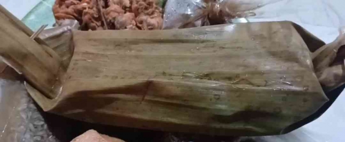 Lontong, bisa membuat sendiri (Dokumentasi pribadi: Isti Yogiswandani)