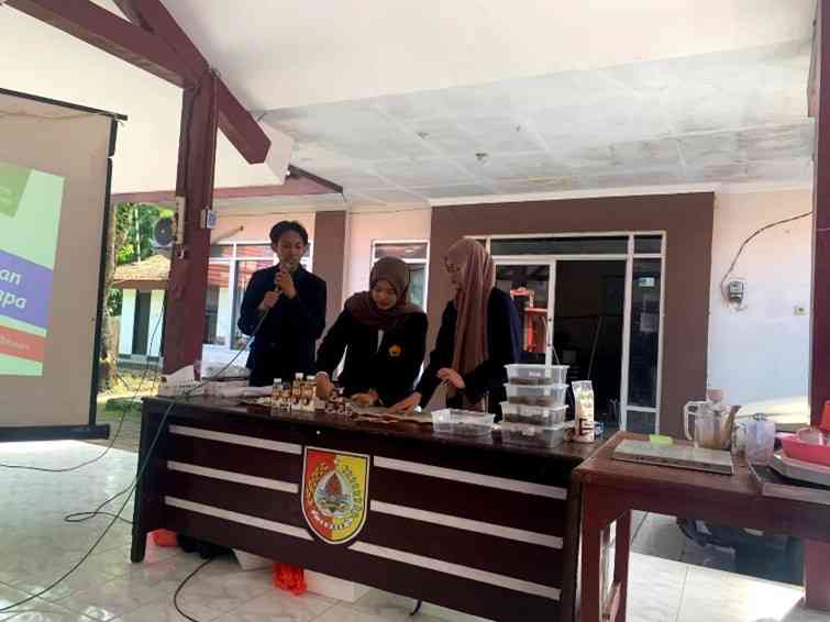 Pemaparan Materi Kemasan oleh Mahasiswa, Sumber: Dokumentasi PribadiÂ