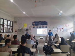 Suasana pelatihan korespondensi surat resmi di kelas Xll MIPA5. (Foto. Pribadi)