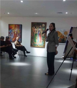 Ibu Esti Nurjadin memberi sambutan pada pembukaan pameran seni rupa