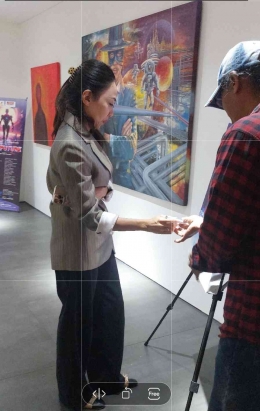 Ibu Esti Nurjadin SH., M Kn membuka pameran seni rupa