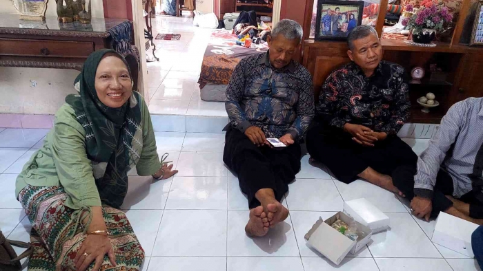 Merajut silaturahmi berbahagia bersama bestie (Dokumentasi pribadi D3 Biologi IKIP Surabaya)