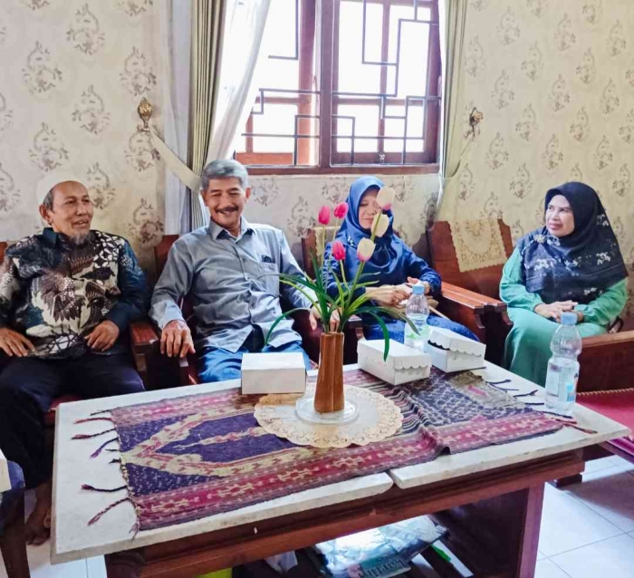 Merajut silaturahmi, berbahagia bersama bestie(Dokumentasi pribadi Alumni D3 Biologi IKIP Surabaya)