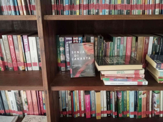 Buku-buku di Coffe At Home (dok. pribadi).