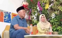 Sosok Kyai Mim dan istri yang tengah berada dalam acara podcast bareng Deni Sumargo  (akurat.co)