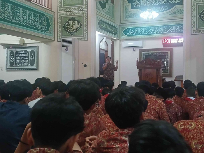 sholat berjamaah dan mendenagrkan kultum di masjid baitu ilmi labschool/dokpri