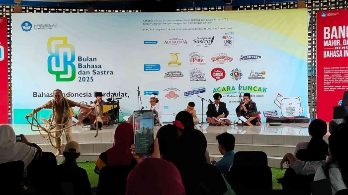 Para seniman yang membawakan gurindam 12 (dok. Denik)