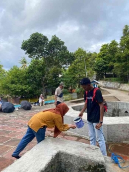 Mencoba air dari sumur abadi(Dokumentasi Pribadi)