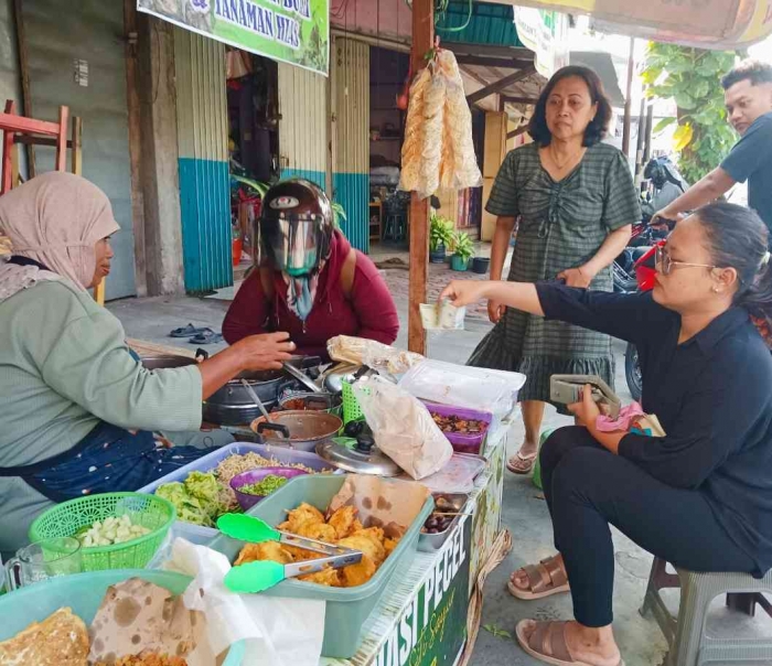 Lapak nasi pecel Bu Siti (Dokumentasi pribadi: Isti Yogiswandani)