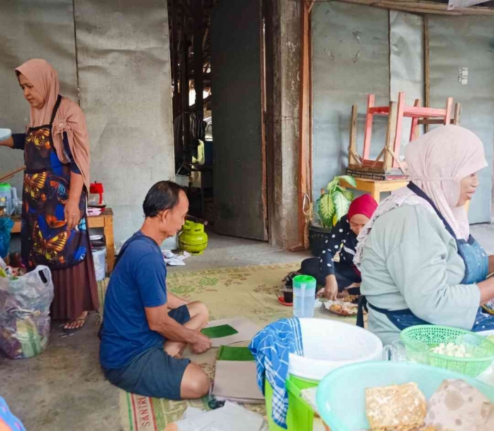 Asisten Bu Siti sedang menggoreng tempe Kepleh (Dokumentasi pribadi: Isti Yogiswandani)