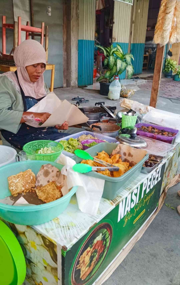 Lapak nasi pecel Bu Siti (Dokumentasi pribadi: Isti Yogiswandani)