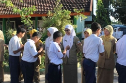 Siswa yang Salim dengan Para Gurunya, Memperlihatkan Sopan Santun dan Adab. Sumber: Islampos.com