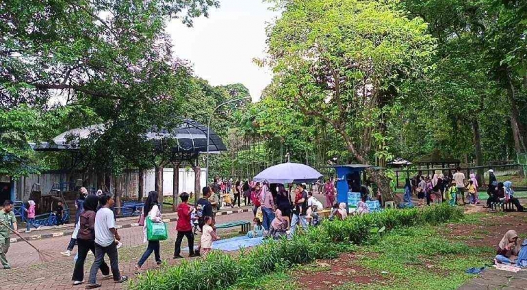 Pedagang Kaki Lima dan Masyarakat: (Sumber: Dok. Pribadi)
