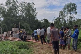 Petugas PLN dan warga bahu membahu membangun jaringan listrik di pelosok Pelangiran, Indragiri Hilir, Riau (26/9/2024). (KOMPAS.COM/IDON)