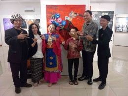 Kembang Sepatu dan keluarga bersama Bapak Dadam Mahdar di pameran lukisan