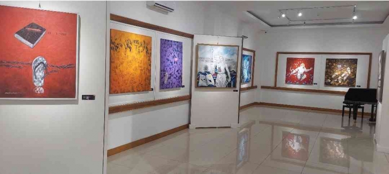 Sebagian dari lukisan Kembang Sepatu yang dipamerkan di Amuya Gallery.