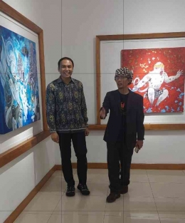 Pelukis Kembang Sepatu bersama Dadam Mahdar , Direktur Seni Rupa & Seni Pertunjukan Kementerian Ekraf di Amuya Gallery. Foto NMSAndani.